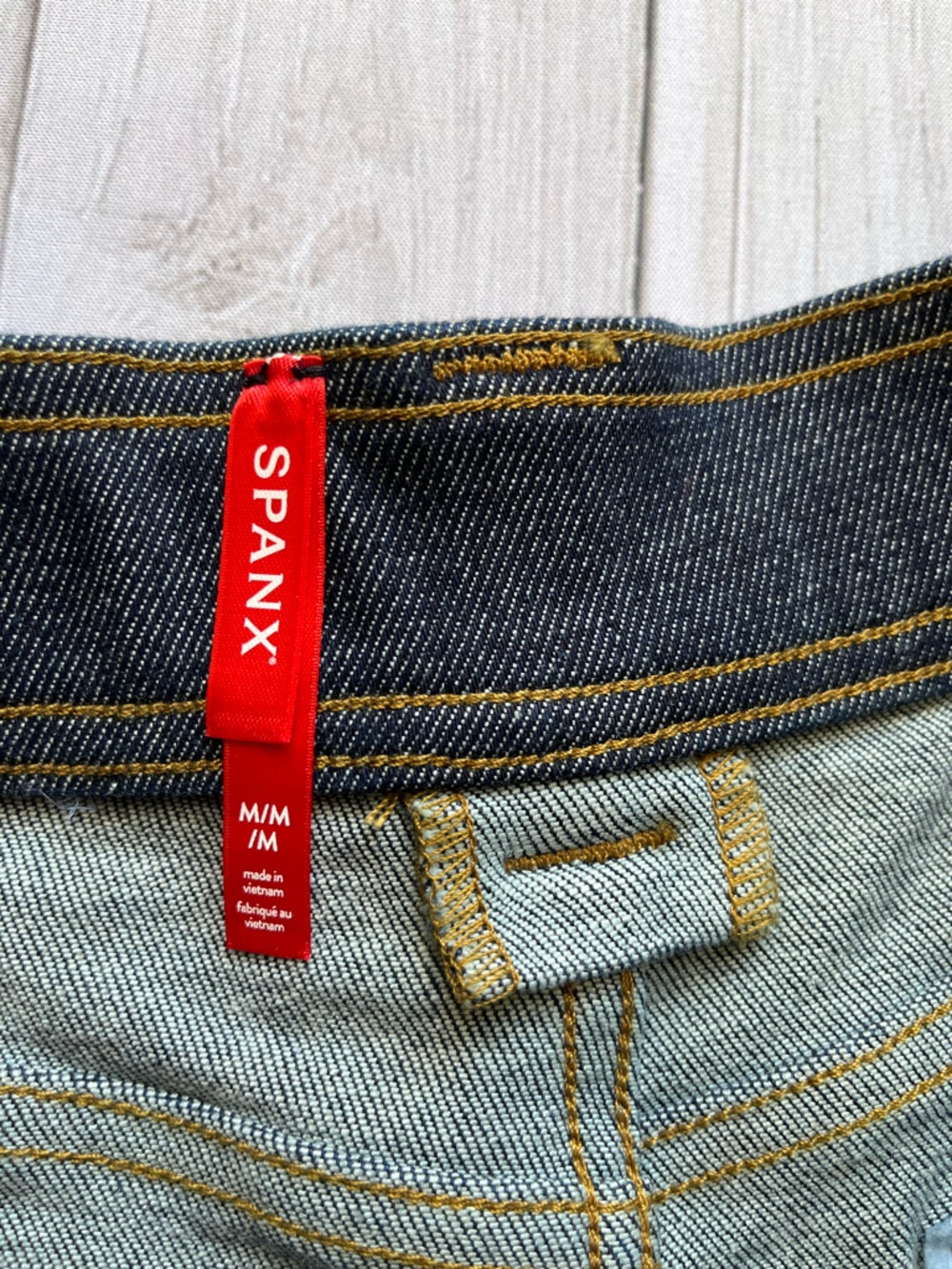 New women’s Spanx dark wash denim pull on trouser short. Size medium. - Picture 9 of 13